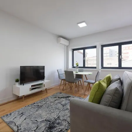 Lovelystay - Sunny Downtown Flat W Ac Apartmán