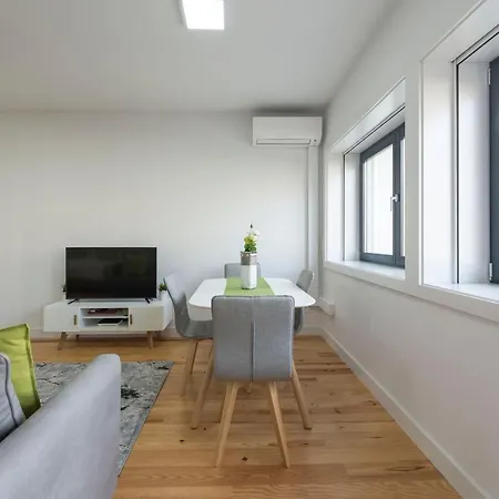 Apartmán Lovelystay - Sunny Downtown Flat W Ac