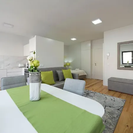 Lovelystay - Sunny Downtown Flat W Ac *
