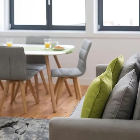Lovelystay - Sunny Downtown Flat W Ac